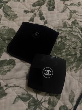 CHANEL Black Lacquer Compact with Velvet Pouch